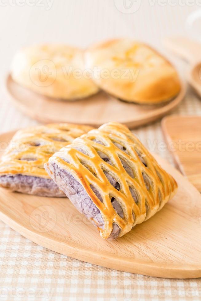 tortas de taro na mesa foto