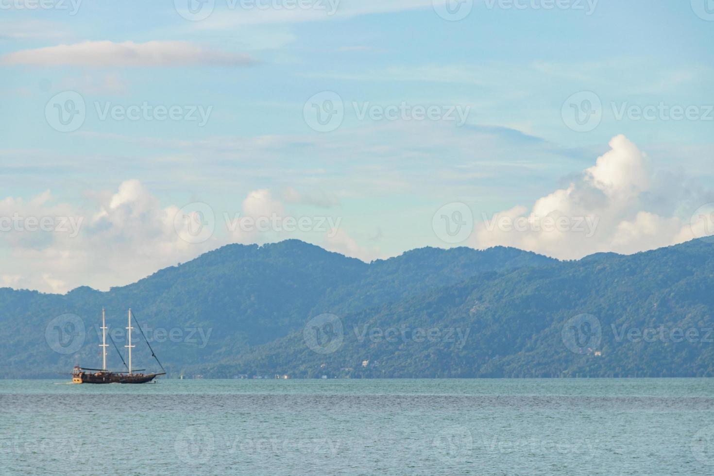 panorama da praia de bo phut com barco de navio koh samui tailândia. foto