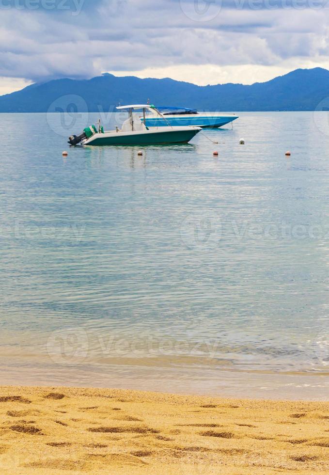 panorama da praia de bo phut com barcos em koh samui tailândia. foto