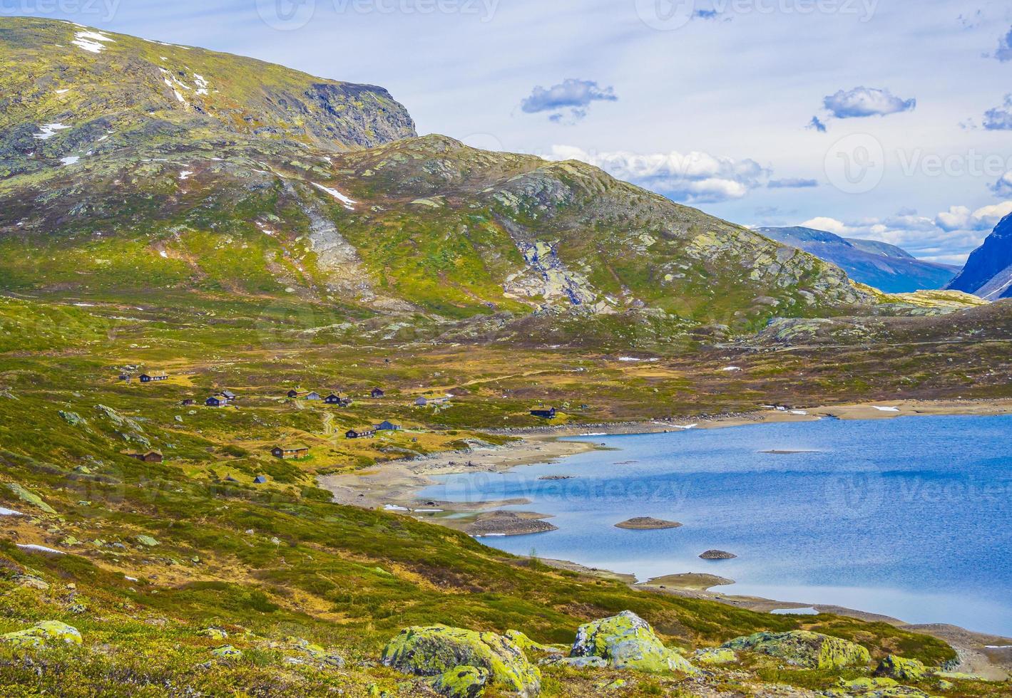 vavatn lago panorama paisagem pedregulhos montanhas hemsedal noruega. foto