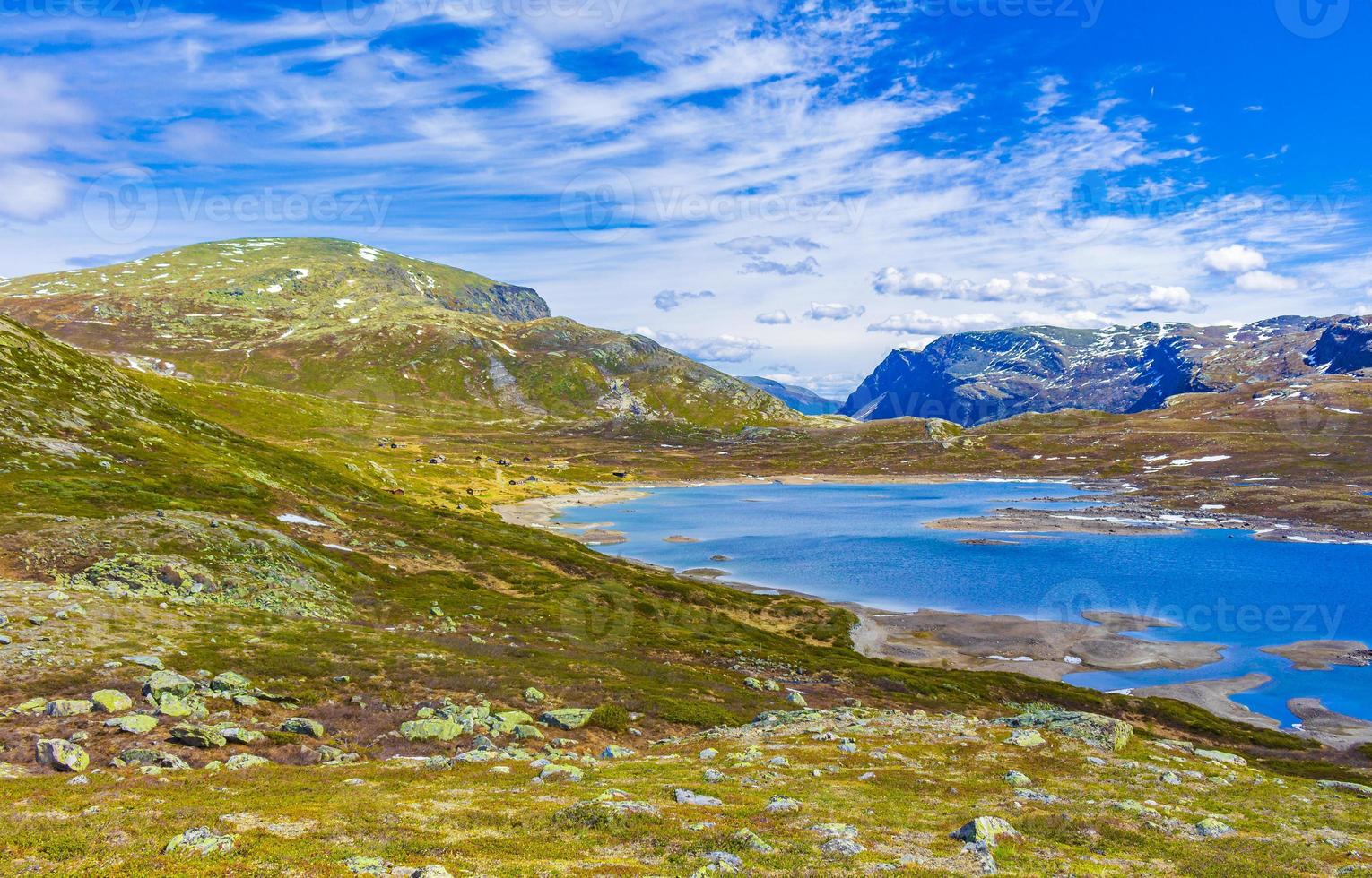 vavatn lago panorama paisagem pedregulhos montanhas hemsedal noruega. foto