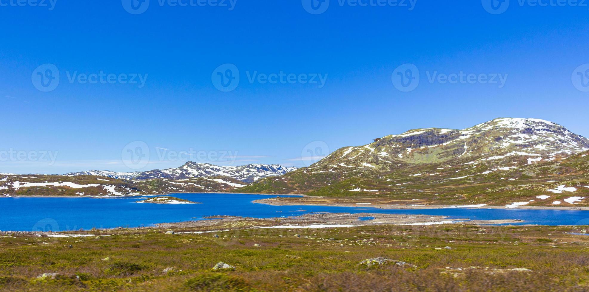 vavatn lago panorama paisagem pedregulhos montanhas hemsedal noruega. foto