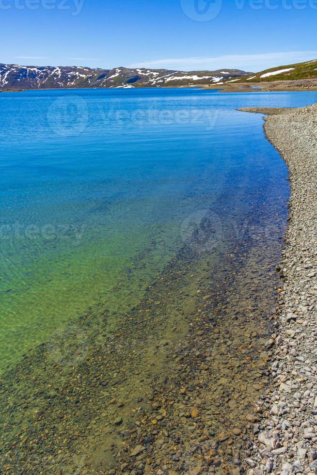 vavatn lago panorama paisagem pedregulhos montanhas hemsedal noruega. foto