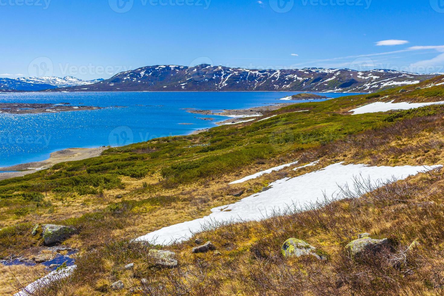 vavatn lago panorama paisagem pedregulhos montanhas hemsedal noruega. foto
