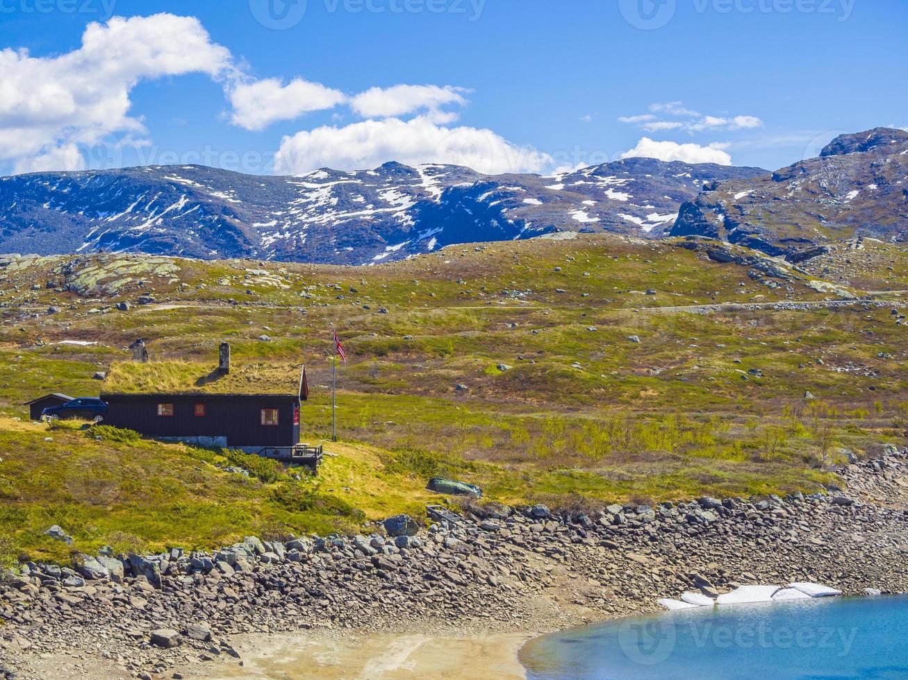 vavatn lago panorama paisagem cabanas nevadas montanhas hemsedal noruega. foto