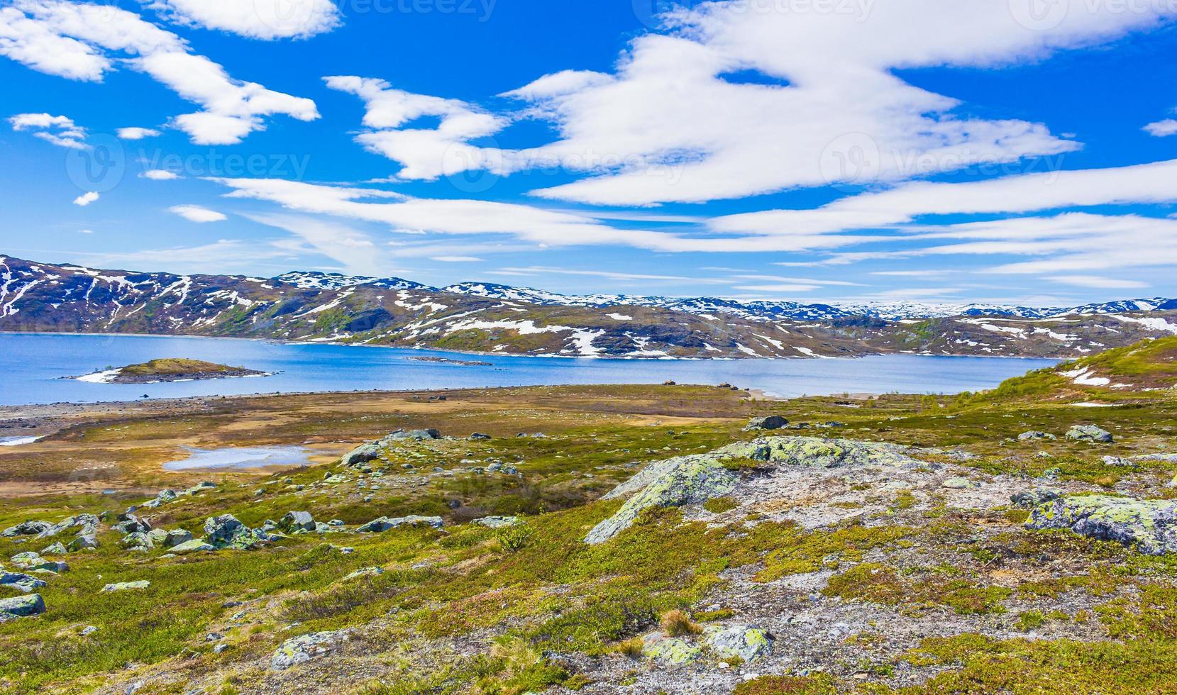 vavatn lago panorama paisagem pedregulhos montanhas hemsedal noruega. foto