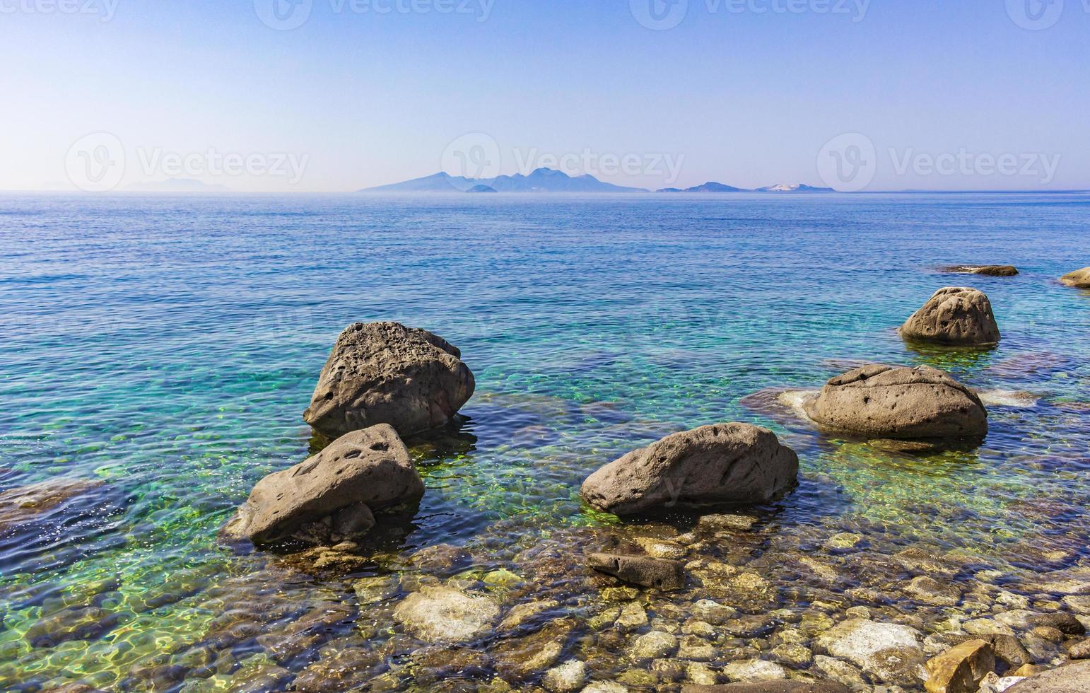 paisagens costeiras naturais kos ilha grécia montanhas penhascos rochas. foto