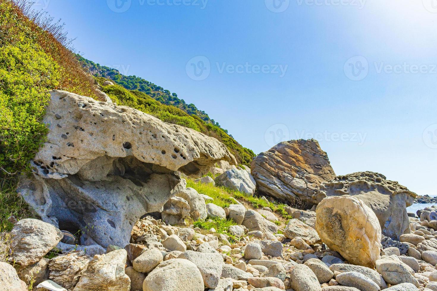 paisagens costeiras naturais kos ilha grécia montanhas penhascos rochas. foto