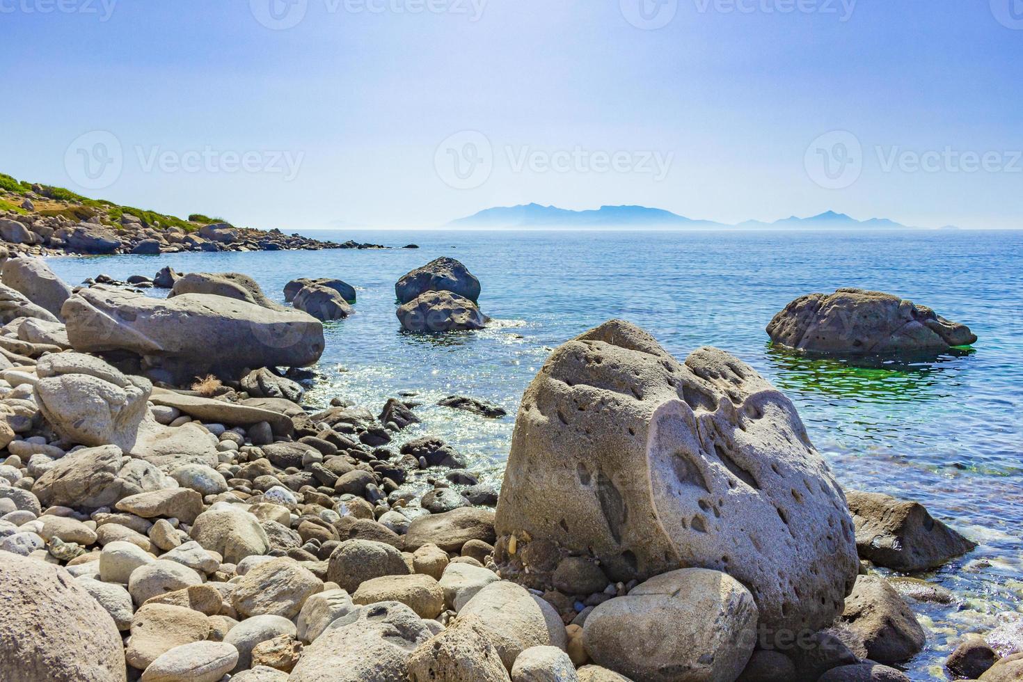 paisagens costeiras naturais kos ilha grécia montanhas penhascos rochas. foto