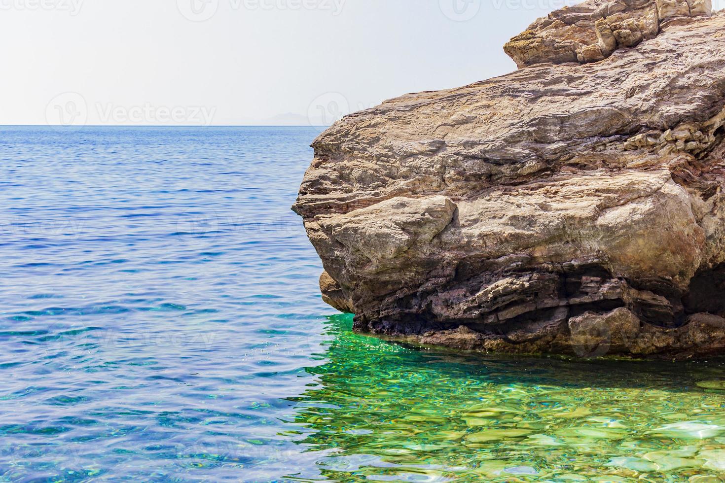 grande rocha em paisagens costeiras naturais na ilha de kos grécia. foto