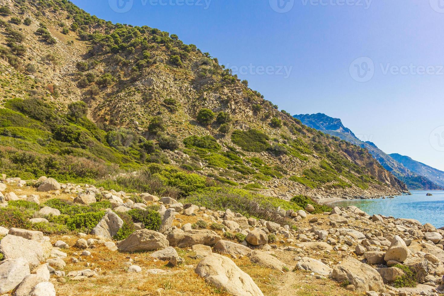 paisagens costeiras naturais kos ilha grécia montanhas penhascos rochas. foto