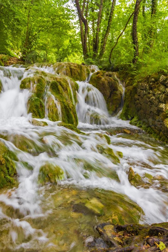 a cachoeira do parque nacional dos lagos plitvice flui sobre as pedras da croácia. foto