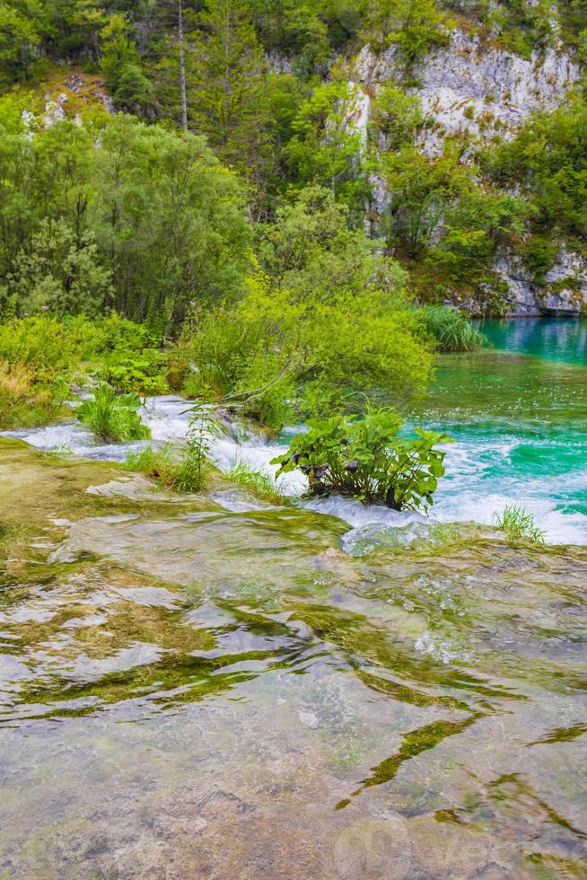 plitvice lagos parque nacional cachoeira azul verde água croácia. foto