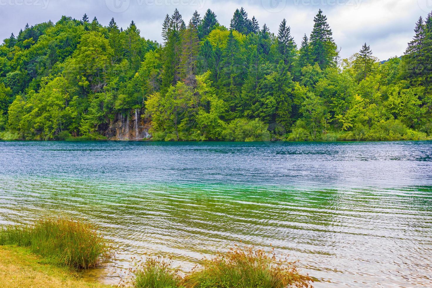 parque nacional dos lagos plitvice cachoeira de água turquesa da croácia. foto