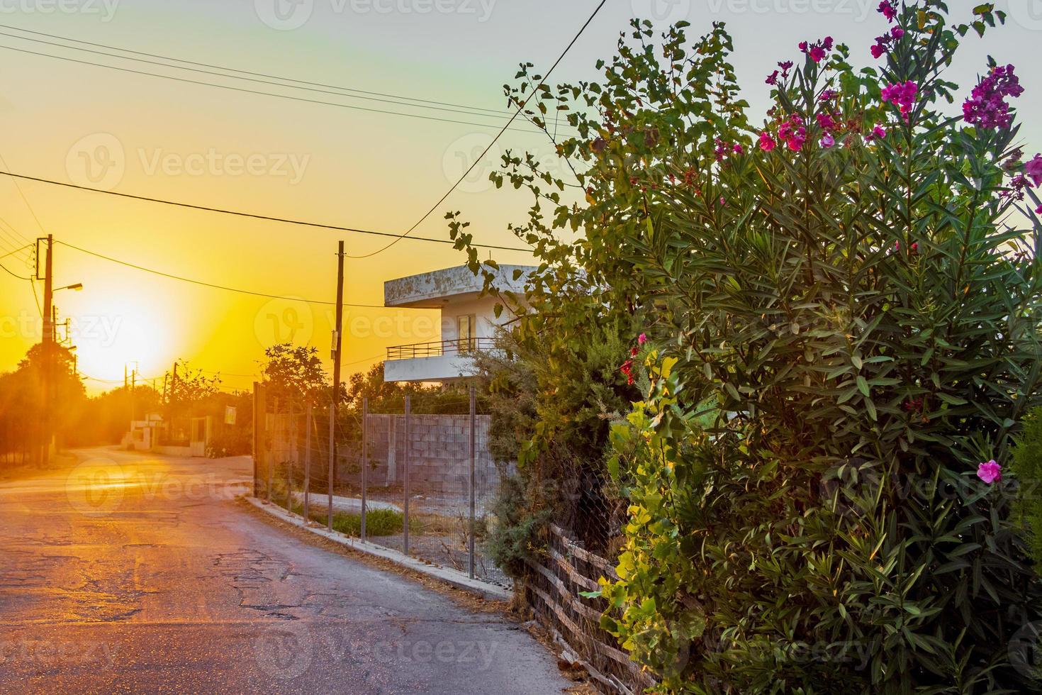 o mais belo pôr do sol colorido em ialysos beach rhodes greece. foto