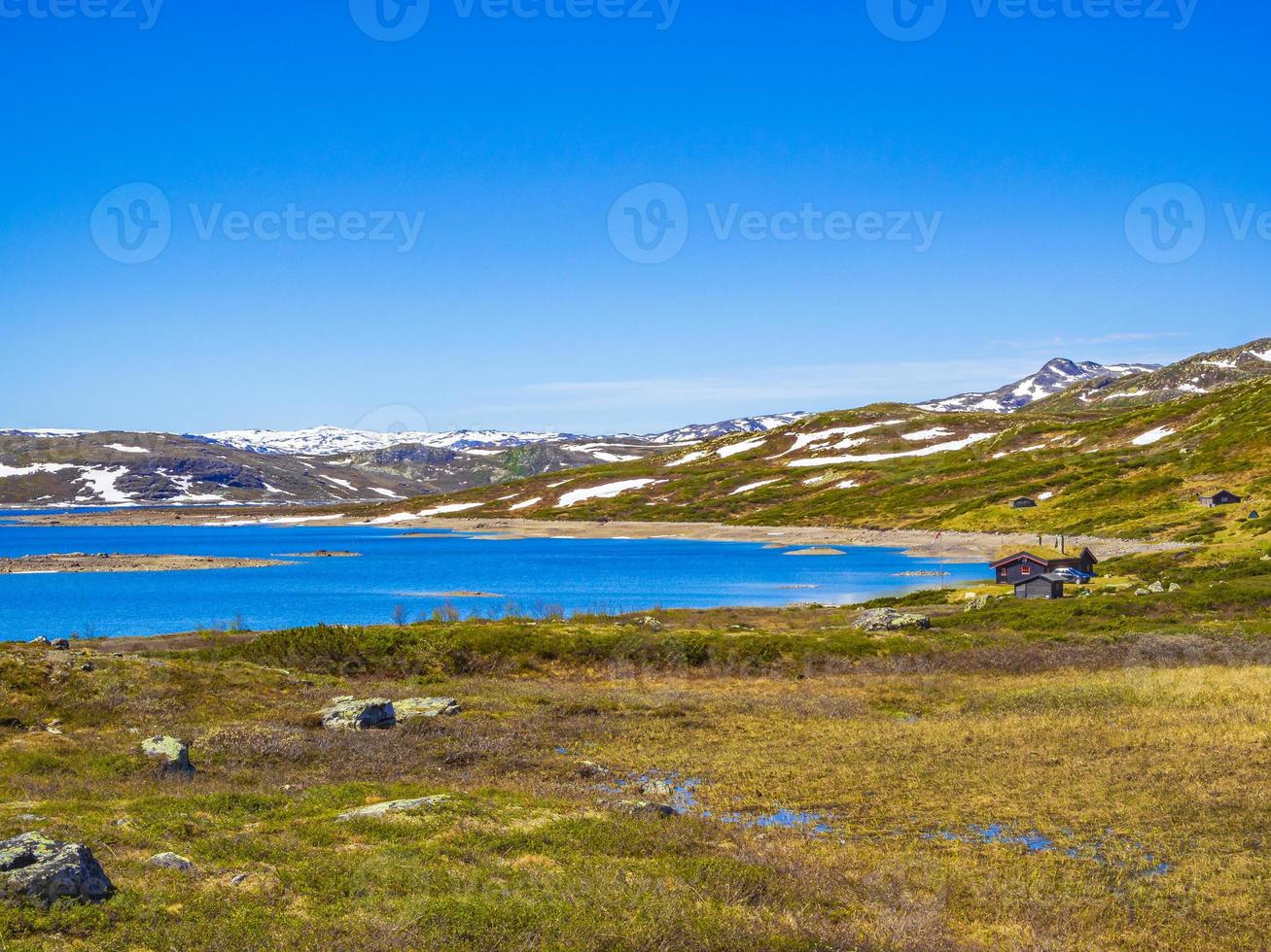 vavatn lago panorama paisagem pedregulhos montanhas hemsedal noruega. foto