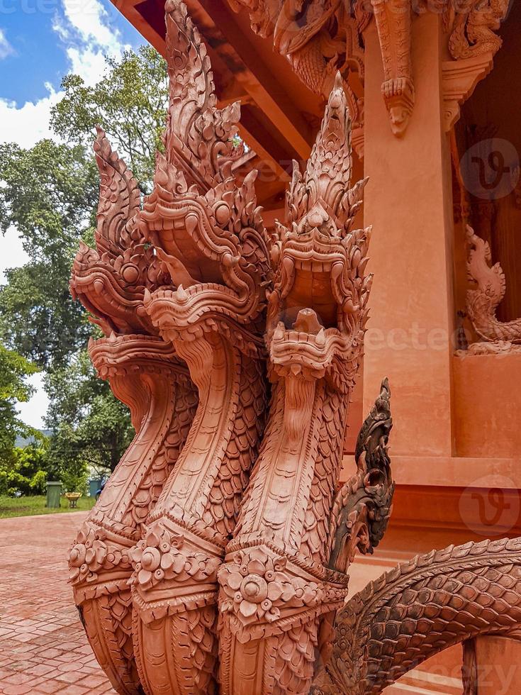 dragões, peixes-escorpião, templo vermelho de wat sila ngu, koh samui tailândia. foto