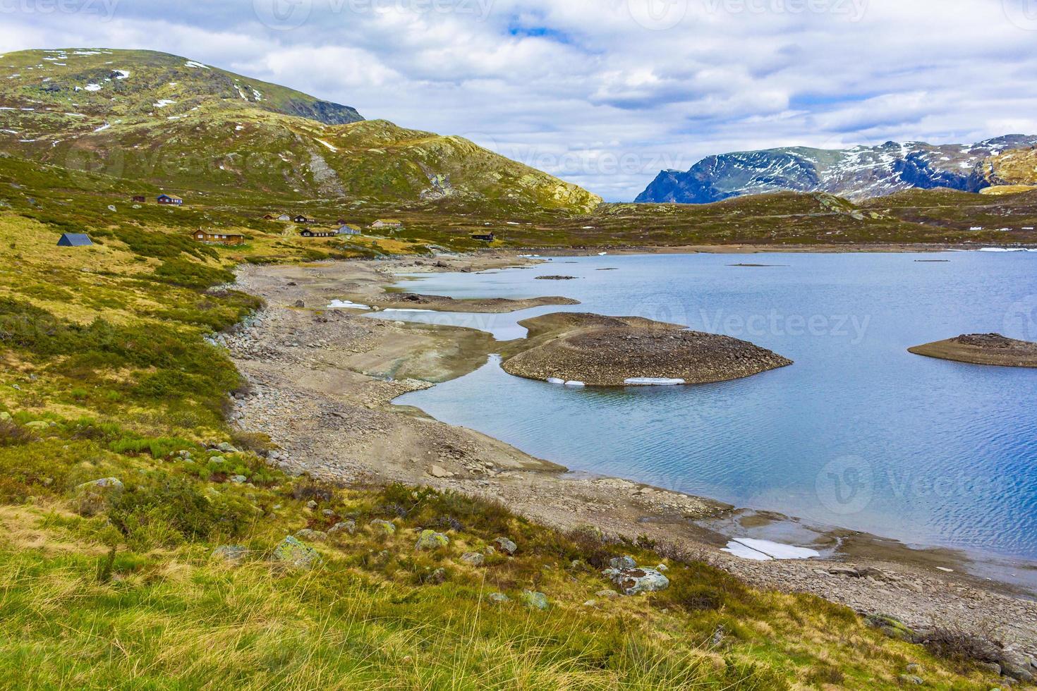 vavatn lago panorama paisagem pedregulhos montanhas hemsedal noruega. foto