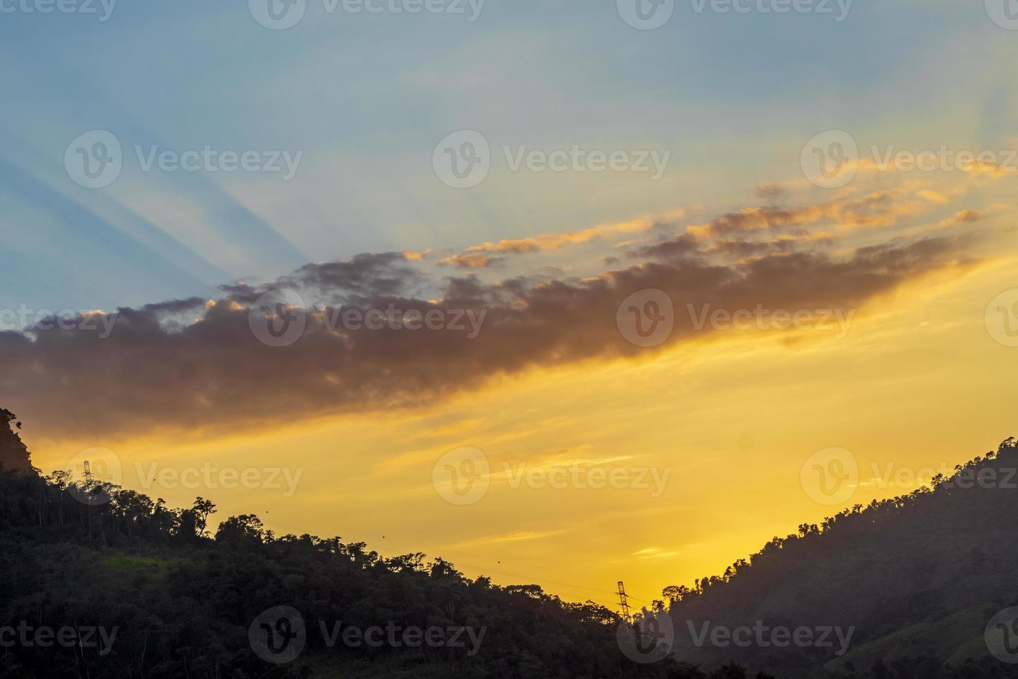 lindo nascer do sol colorido sobre as montanhas angra dos reis brasil. foto