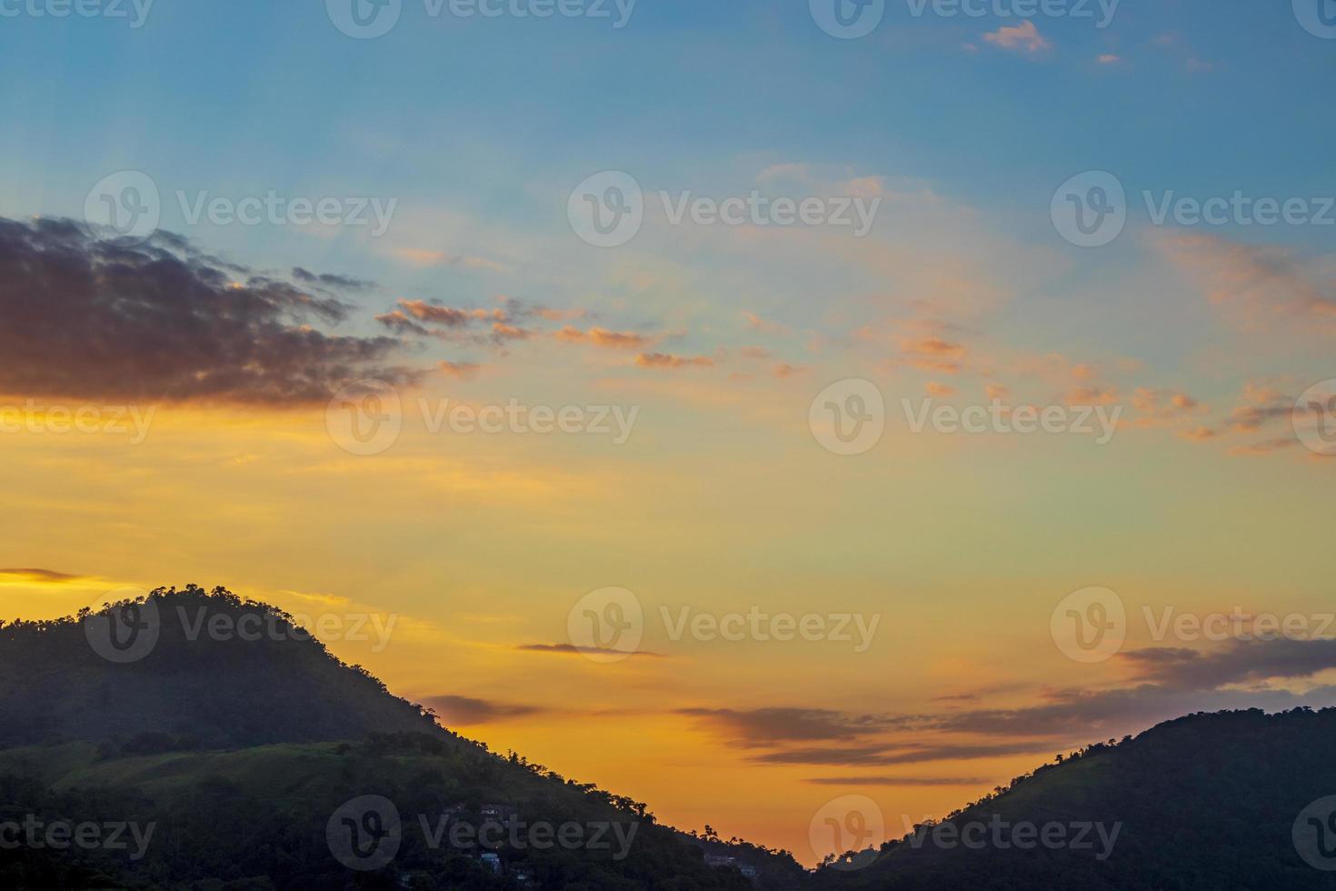 lindo nascer do sol colorido sobre as montanhas angra dos reis brasil. foto