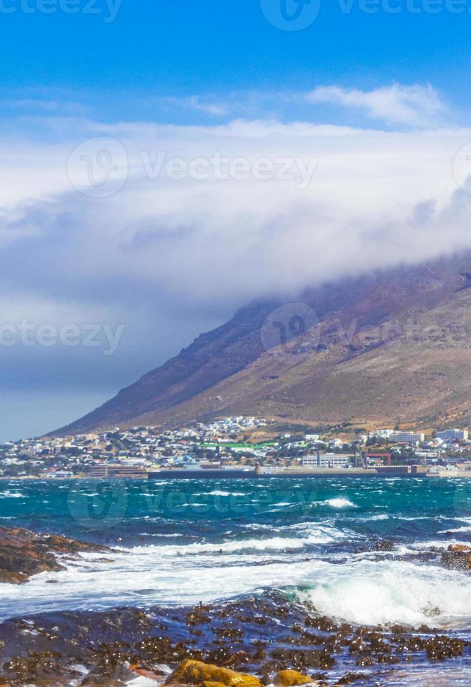 paisagem costeira rochosa em false bay, cidade do cabo, áfrica do sul foto