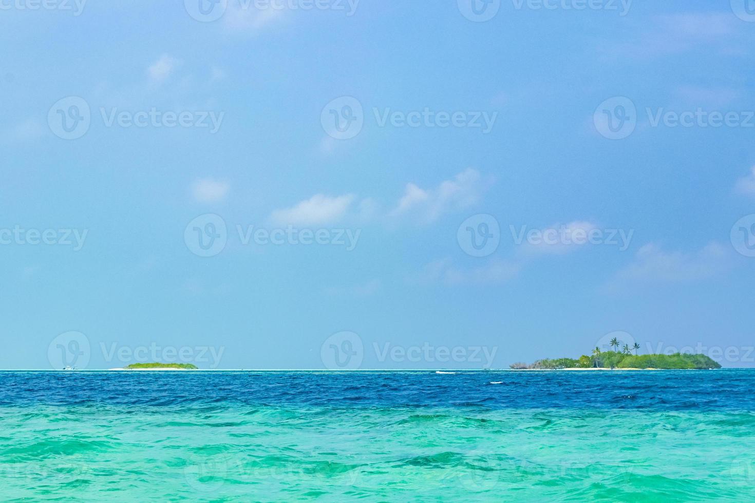 o oceano índico em madivaru e finolhu no atol rasdhoo, maldivas foto