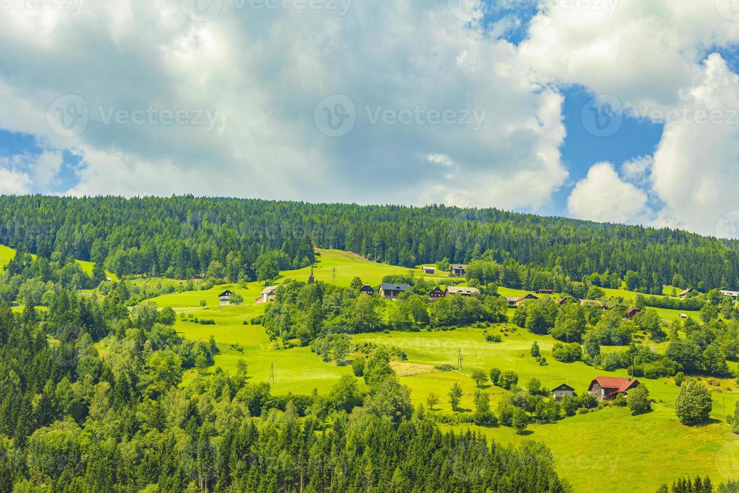 paisagem montanhosa na caríntia, áustria foto