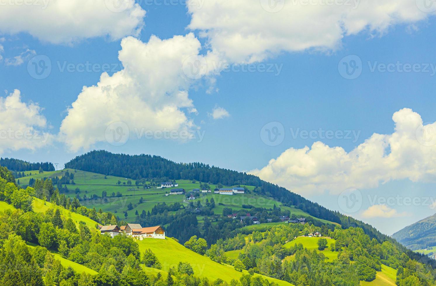 paisagem montanhosa na caríntia, áustria foto