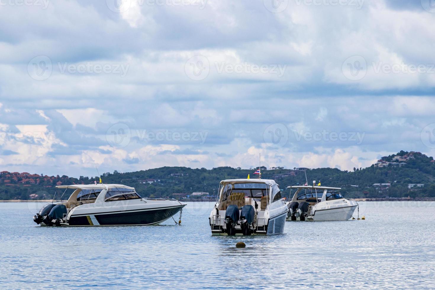 praia de bo phut com barcos em koh samui na tailândia foto