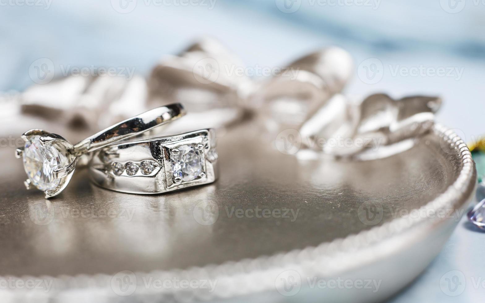 close-up do anel de diamante de noivado. amor e conceito de casamento. foto