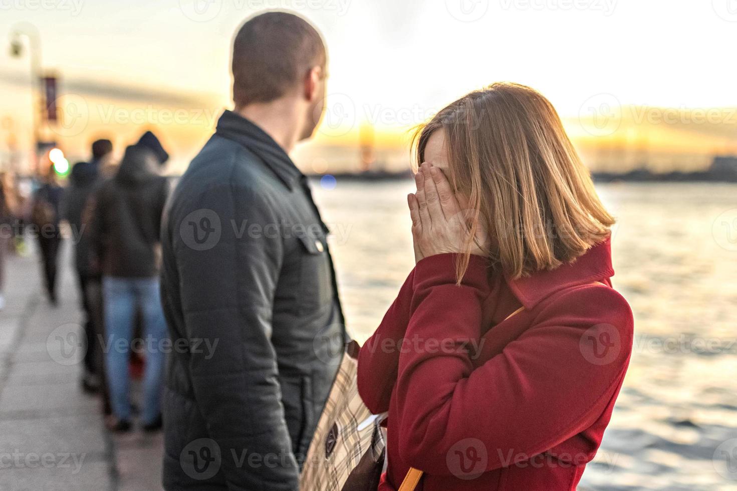 casal homem e mulher em uma briga, no aterro ao pôr do sol. foto