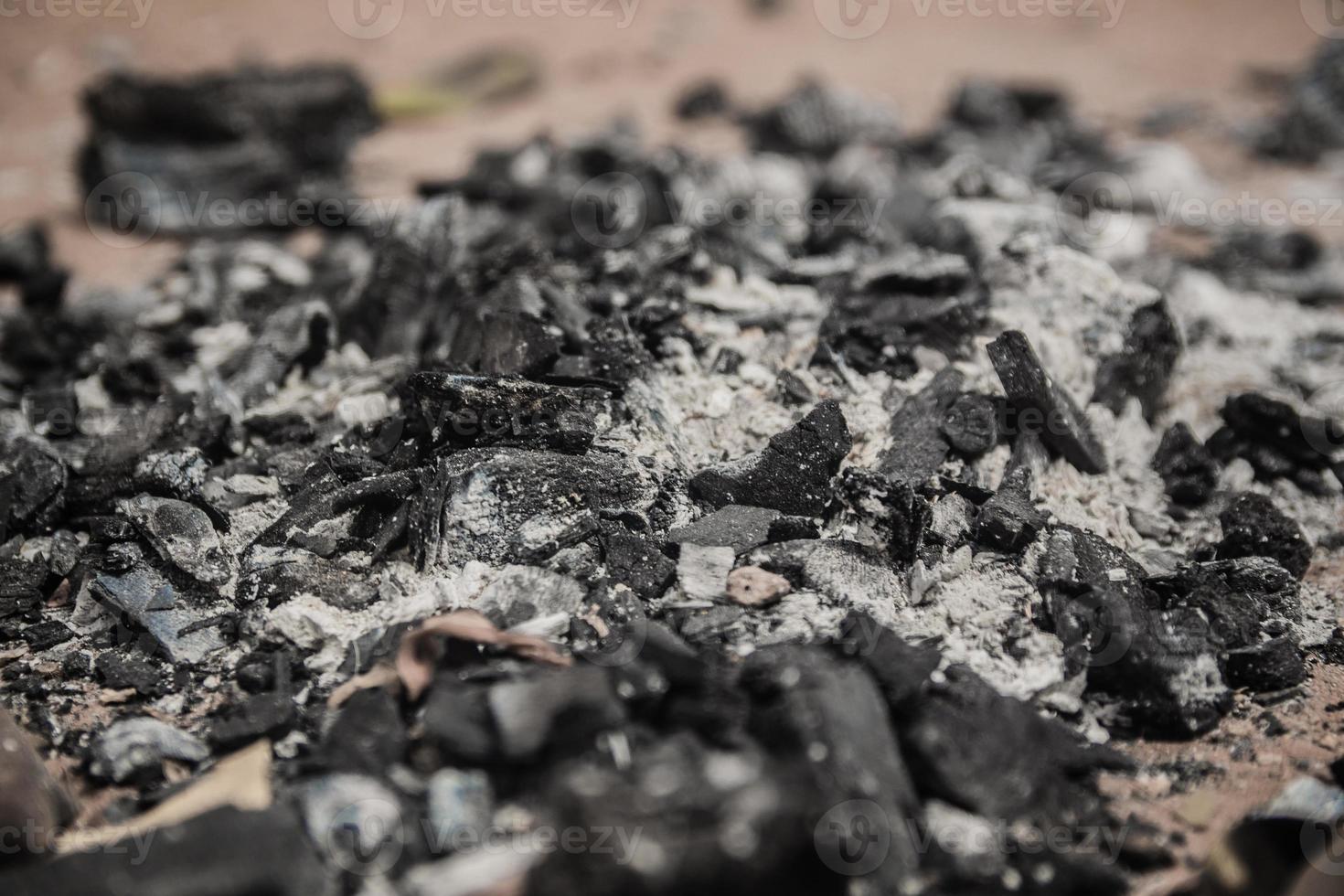 carvão seco e cinzas foto