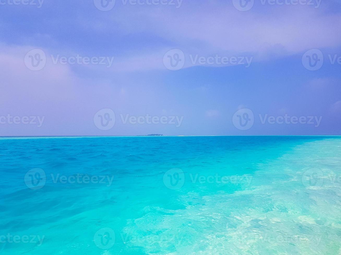 o oceano índico nas ilhas de restinga madivaru e finolhu no atol de rasdhoo, maldivas foto