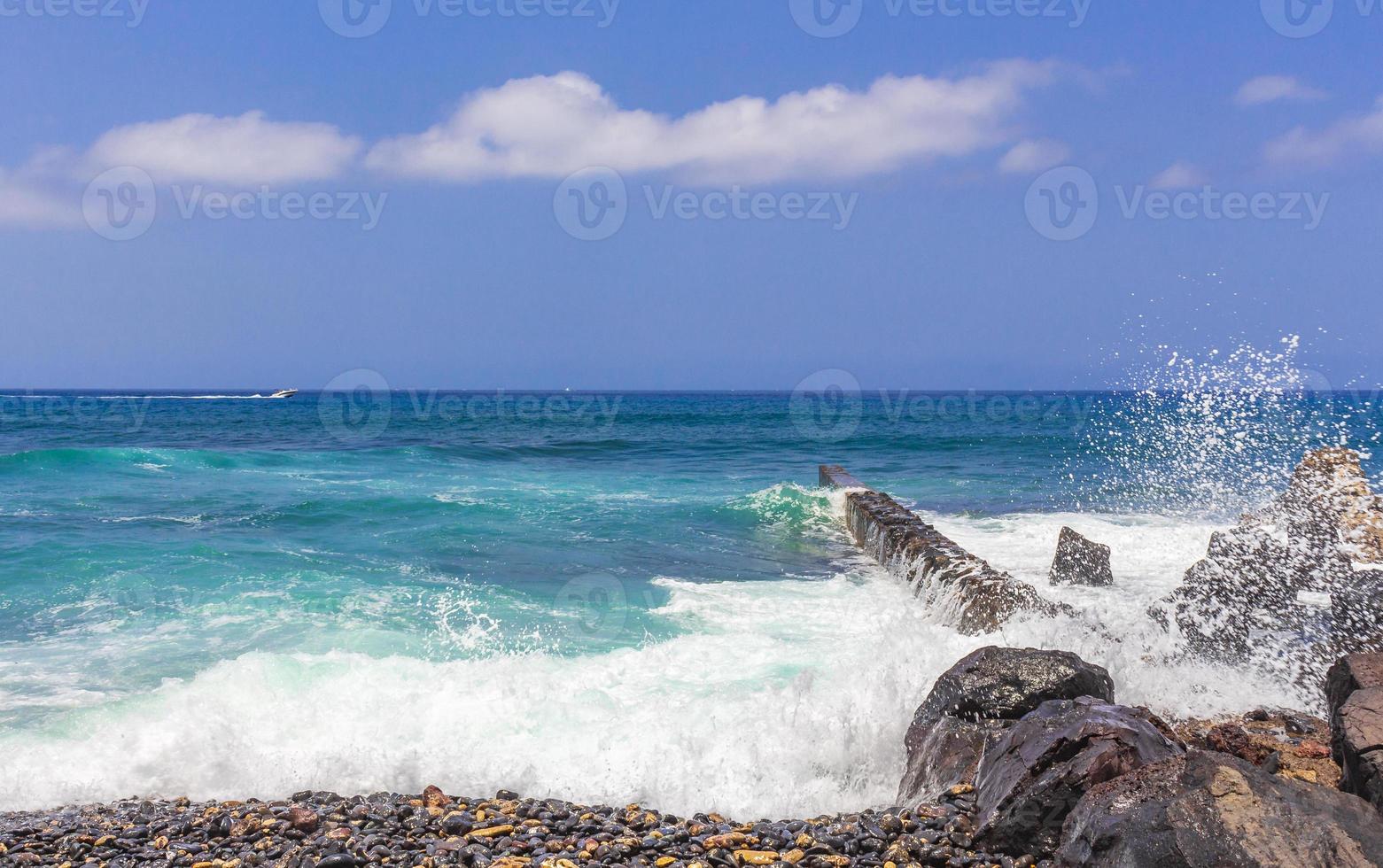 o oceano atlântico em tenerife, nas ilhas canárias foto