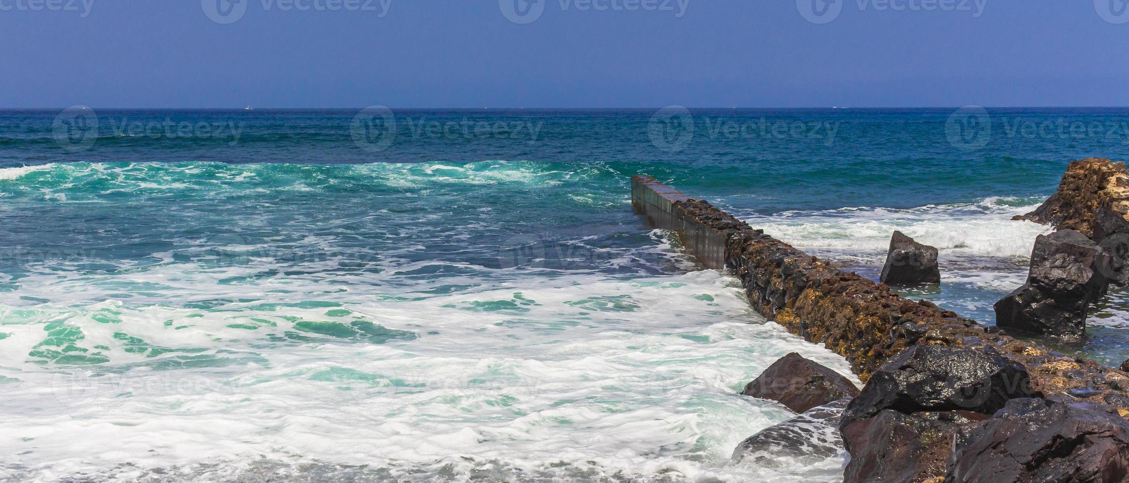 o oceano atlântico em tenerife, nas ilhas canárias, 2014 foto