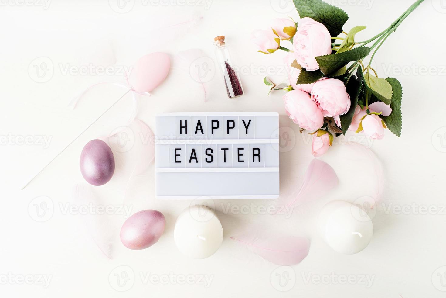 Feliz Páscoa, caixa de luz decorada com penas e ovos em tons pastéis foto