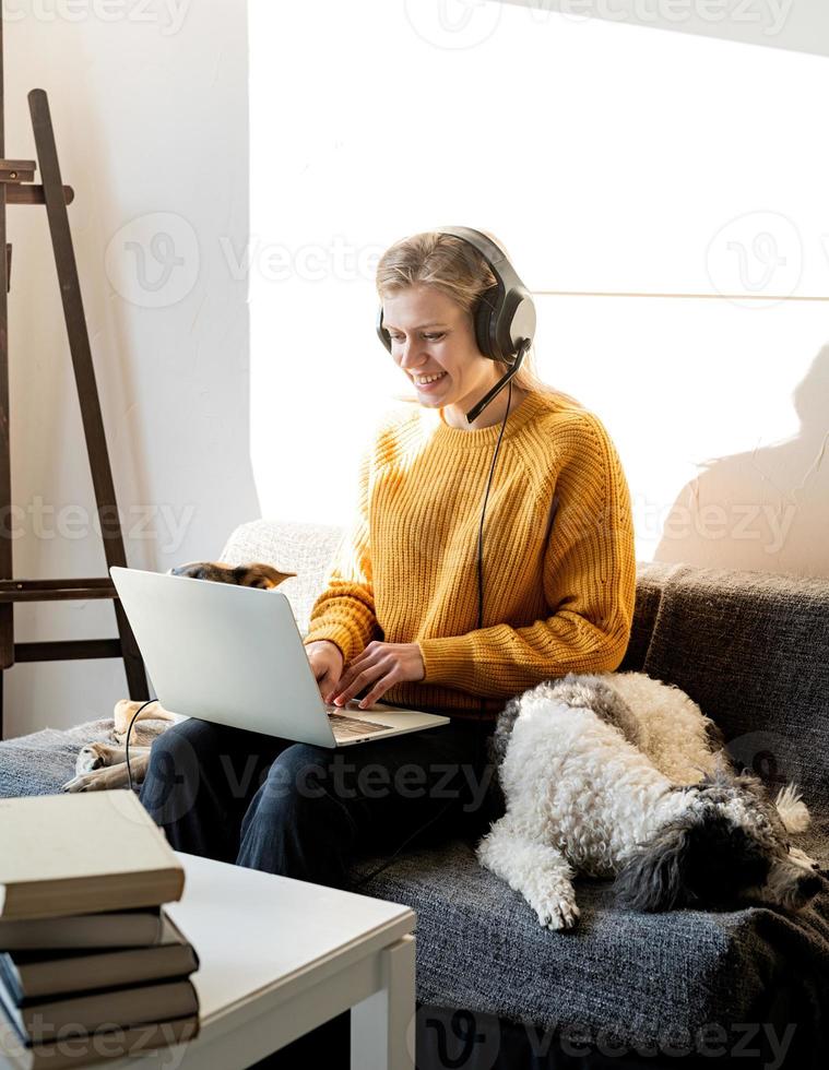 mulher estudando online usando laptop foto