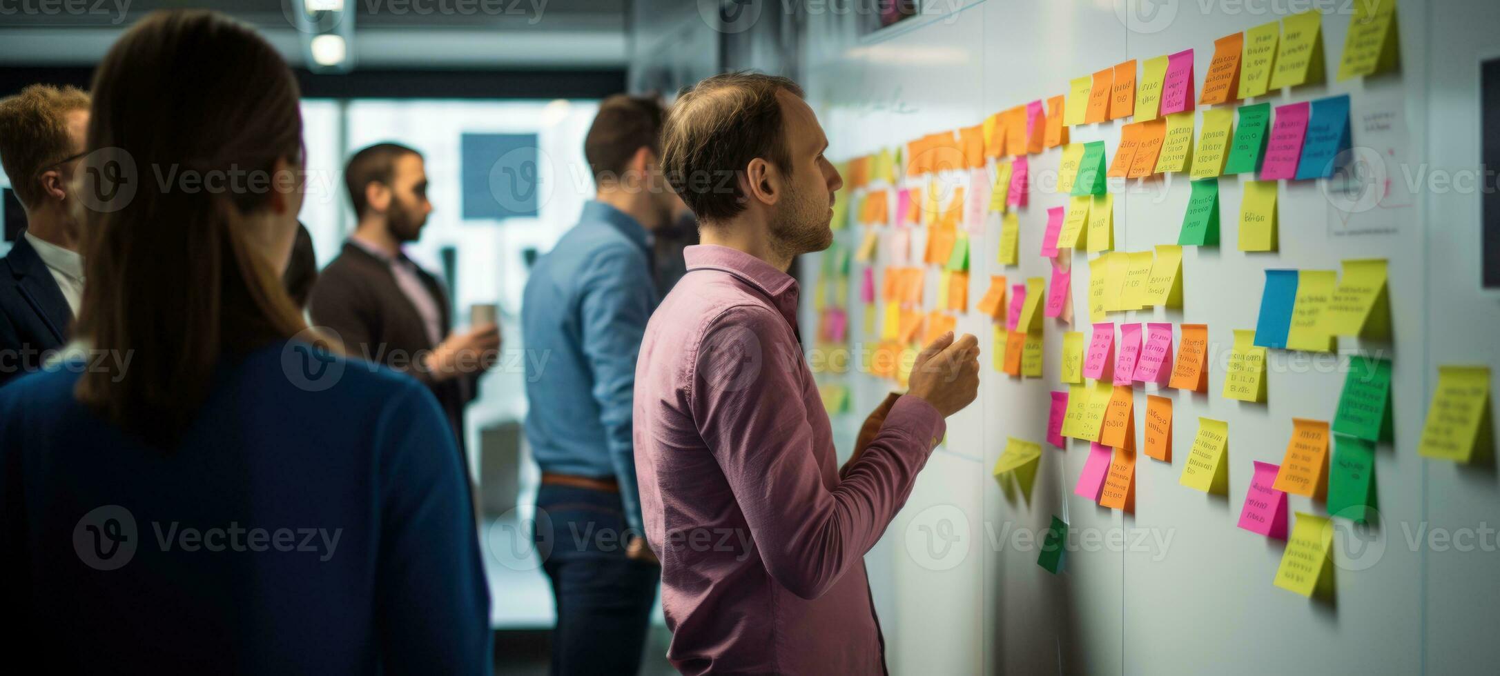 postit postar isto o negócio escritório chuva de ideias com trabalho em equipe, ai foto