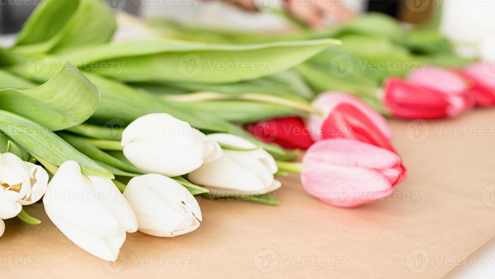 tulipas frescas em papel de embrulho artesanal, vista frontal foto