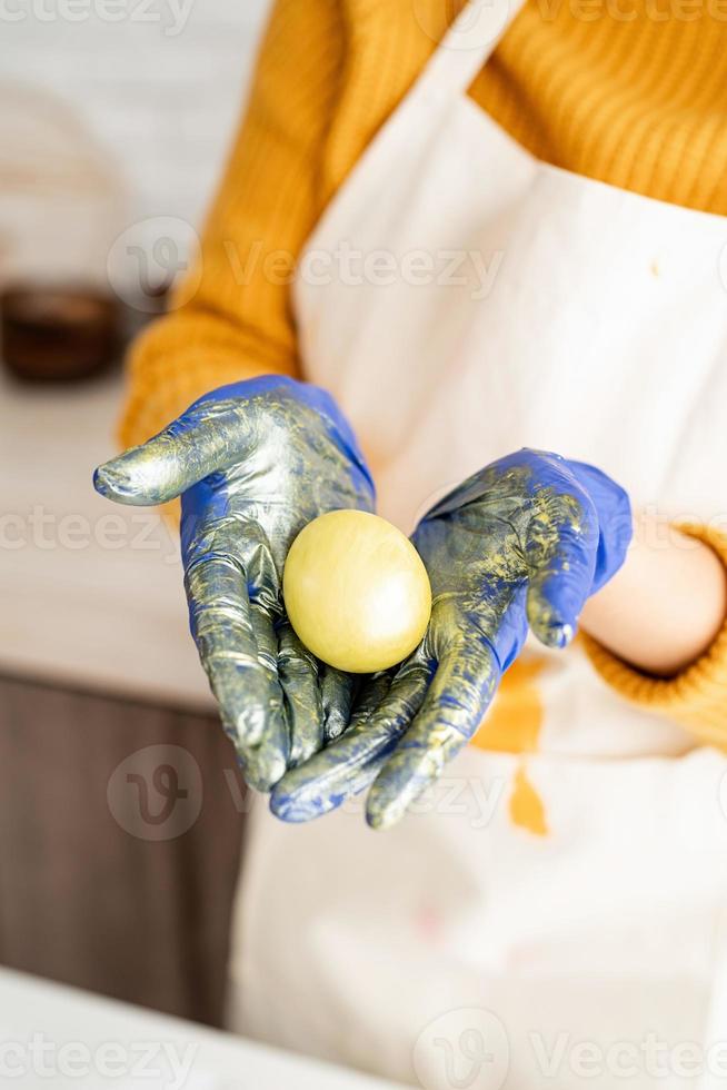 close up de ovo de páscoa colorido nas mãos foto