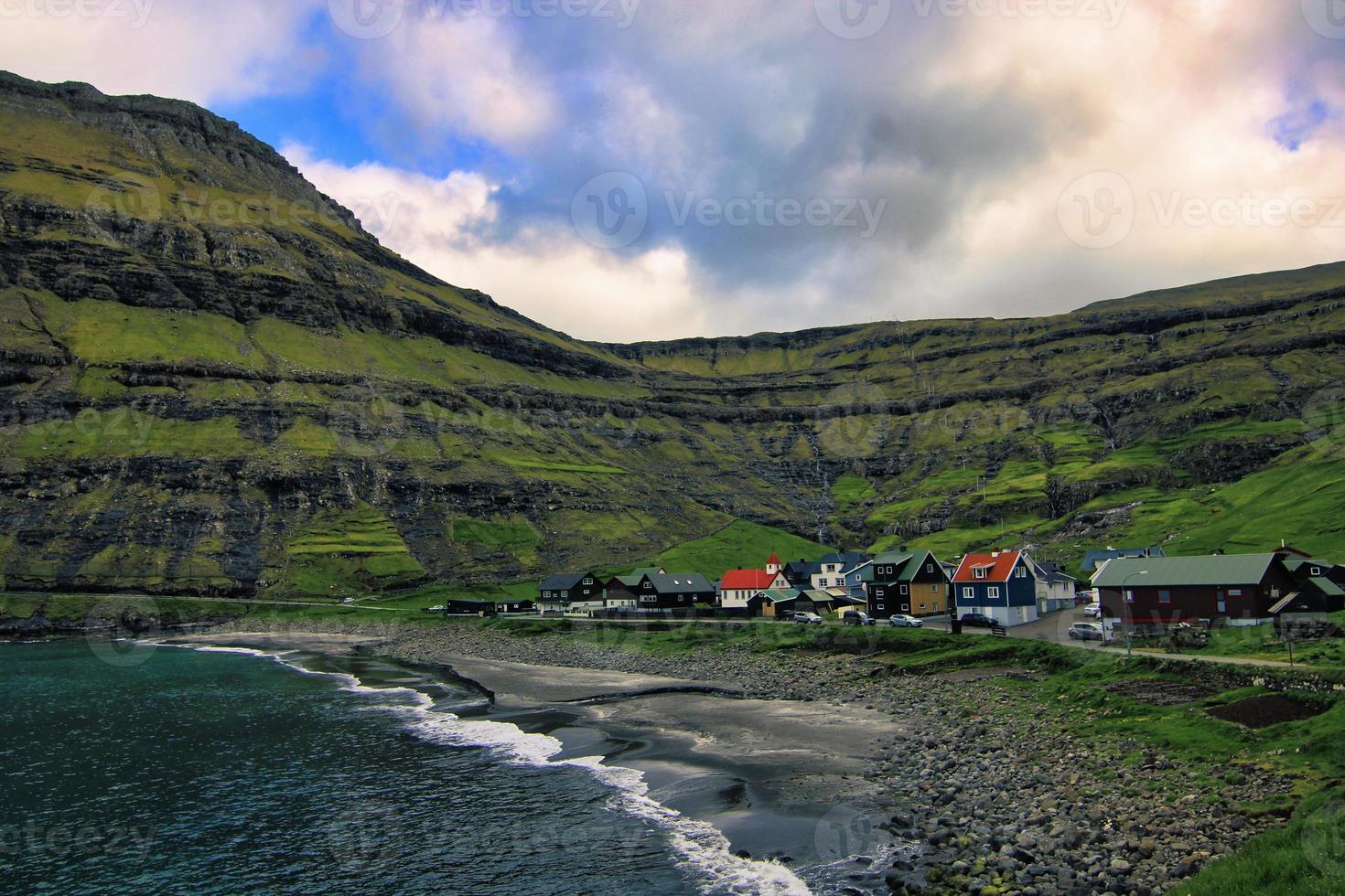 ao redor da vila de Tjornuvik nas ilhas Faroe foto