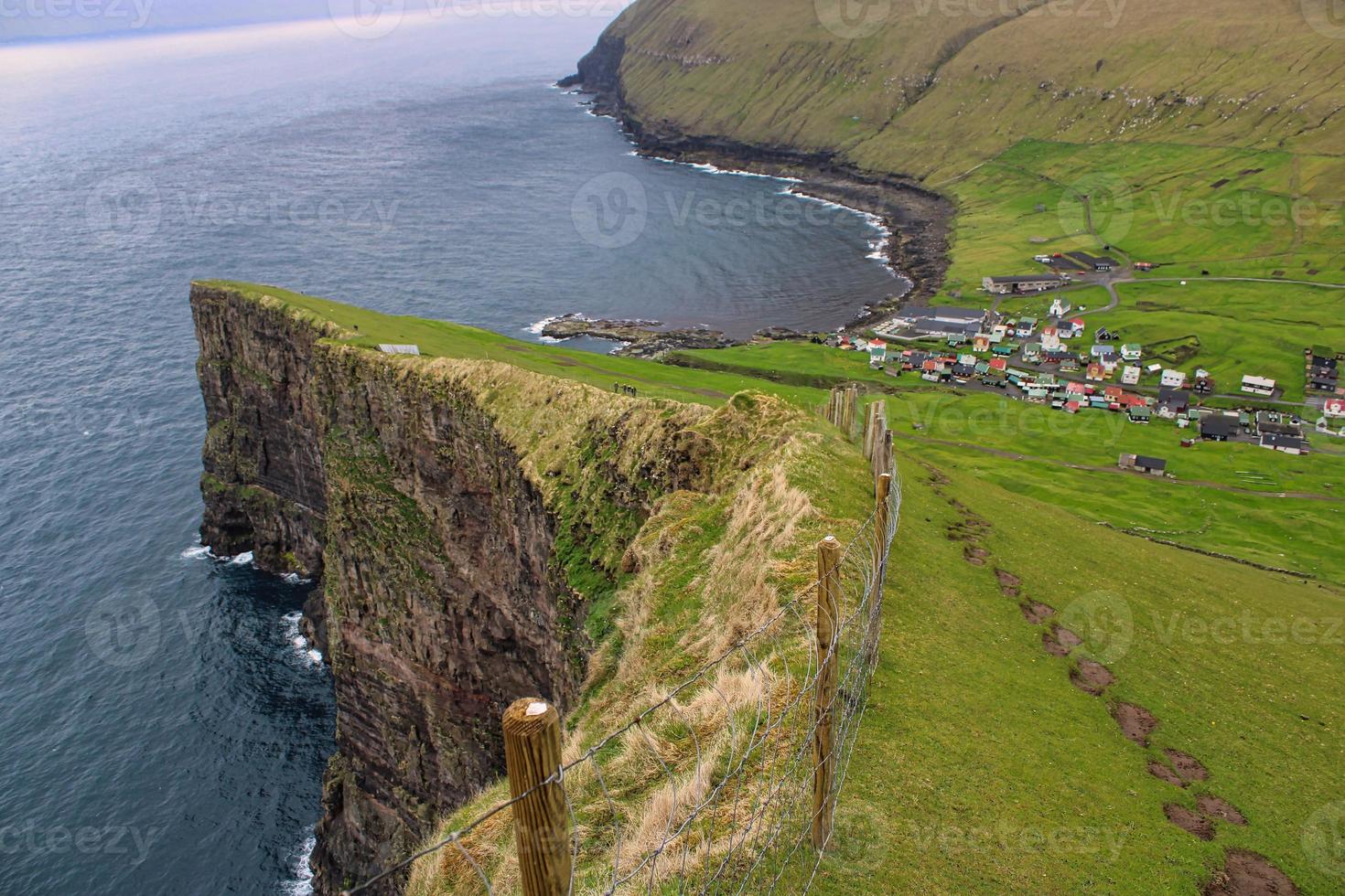 ao redor da vila de gjogv nas ilhas Faroe foto