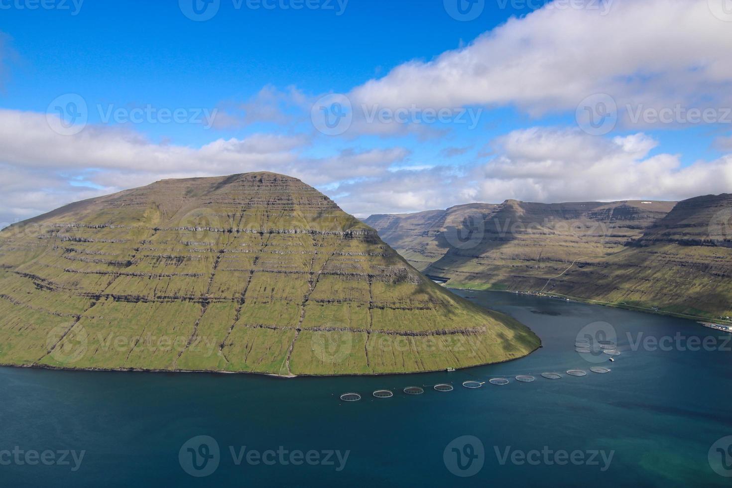 um lindo dia na montanha klakkur nas ilhas Faroe foto