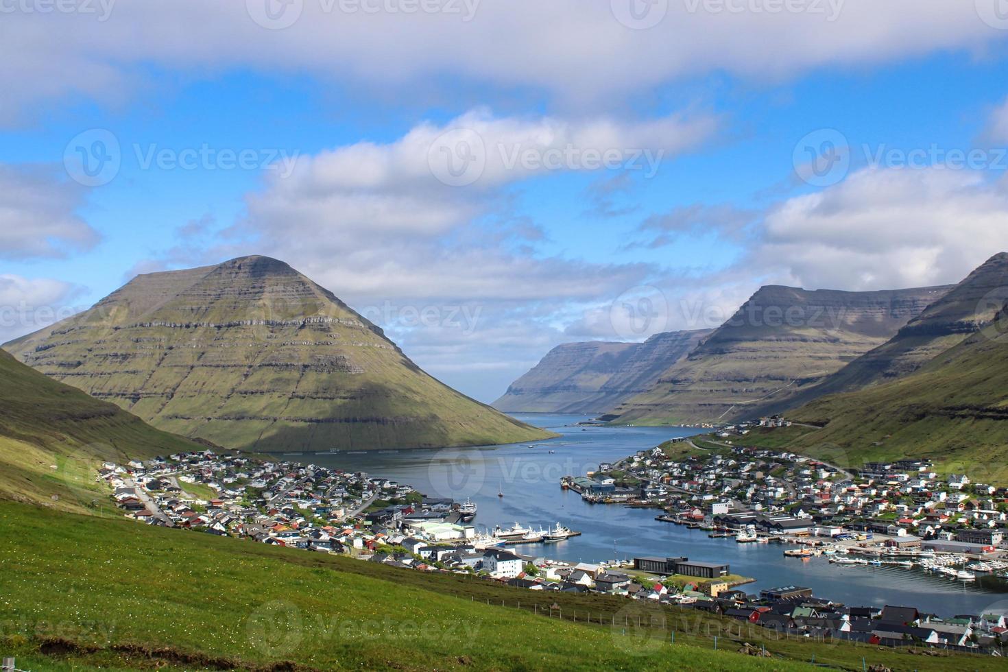 em torno da cidade de klaksvik nas ilhas Faroe em um lindo dia de verão foto