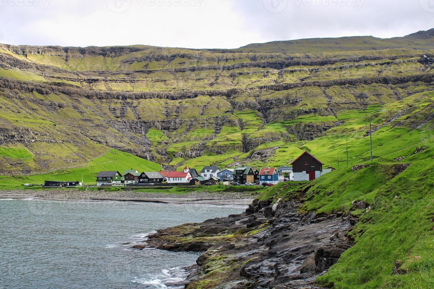 ao redor da vila de Tjornuvik nas ilhas Faroe foto