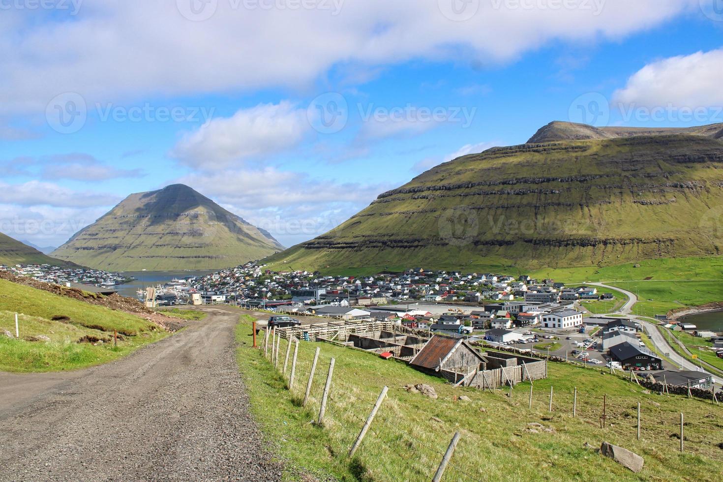 em torno da cidade de klaksvik nas ilhas Faroe em um lindo dia de verão foto