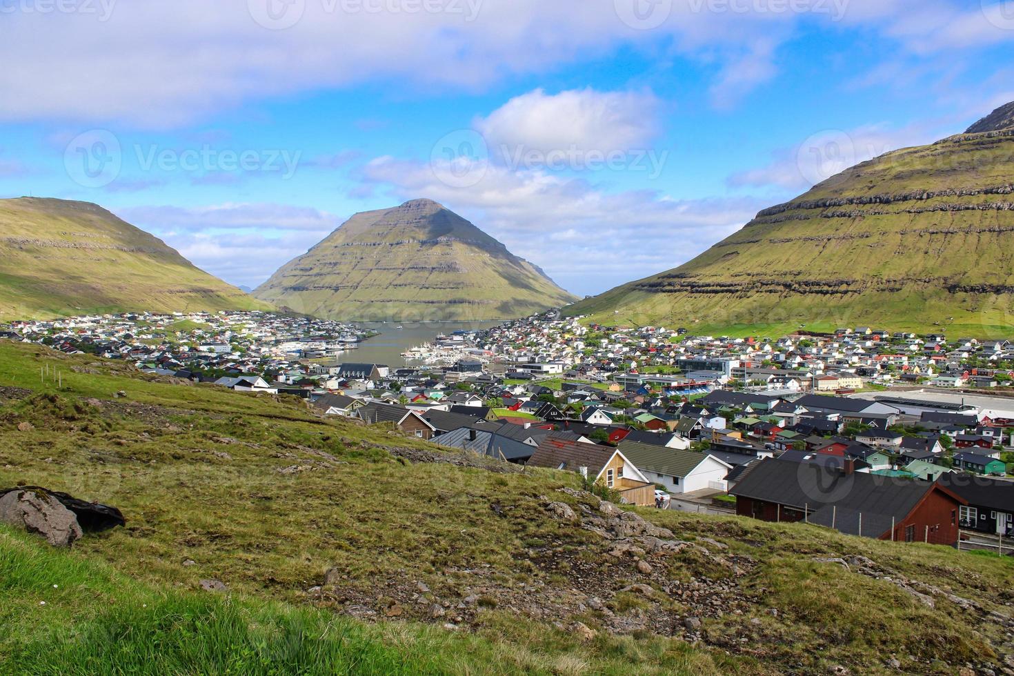 em torno da cidade de klaksvik nas ilhas Faroe em um lindo dia de verão foto