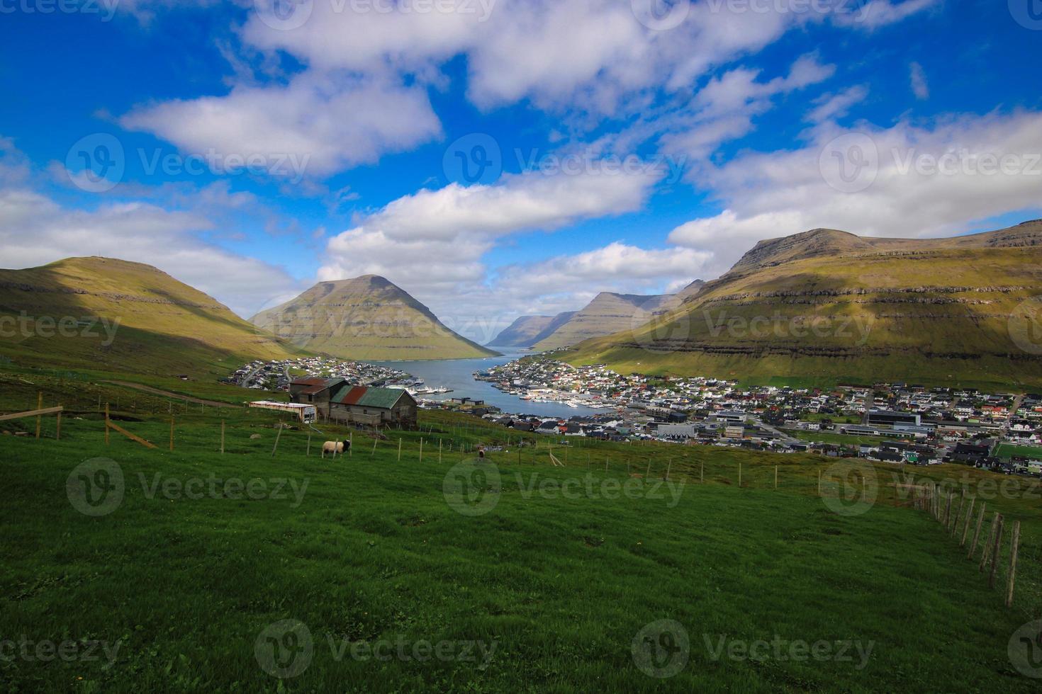 a cidade de klaksvik nas ilhas Faroe em um lindo dia de verão foto