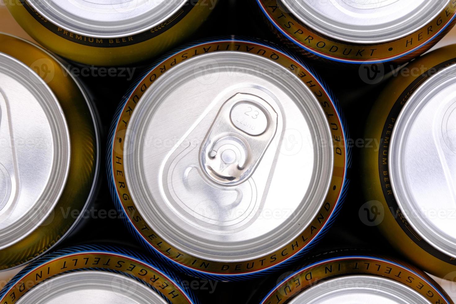 Grupo lata de alumínio brilhante com famosa cerveja alemã com álcool premium foto