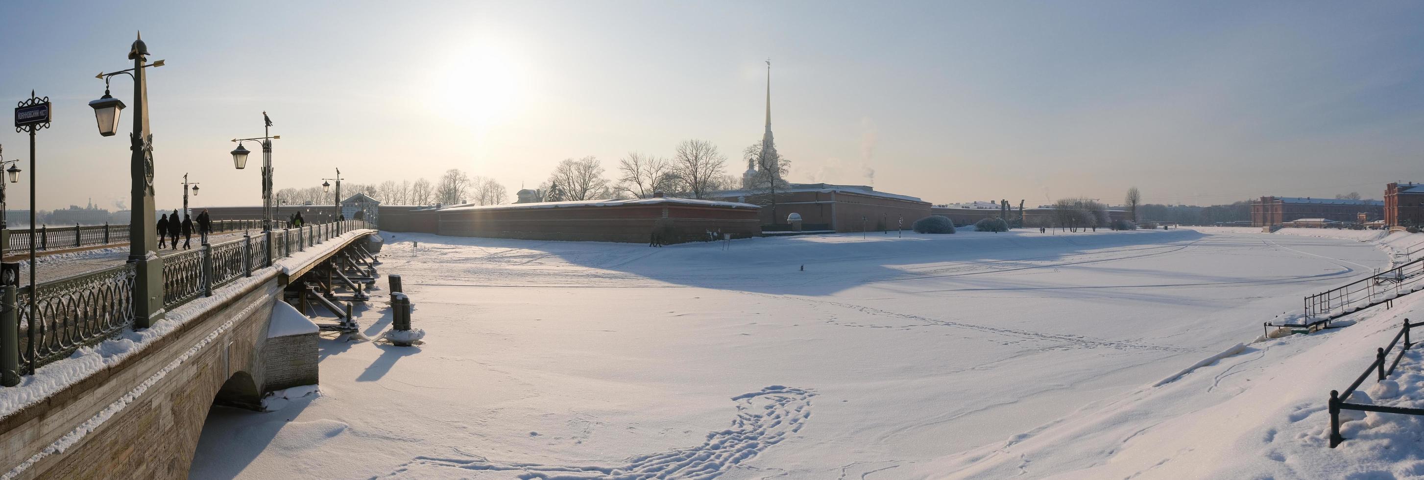 panorama de inverno, vista da ilha da lebre e da ponte ioannovsky foto